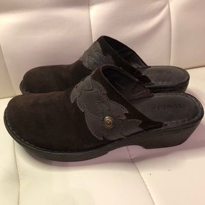 Born women’s brown suede clogs size 9.